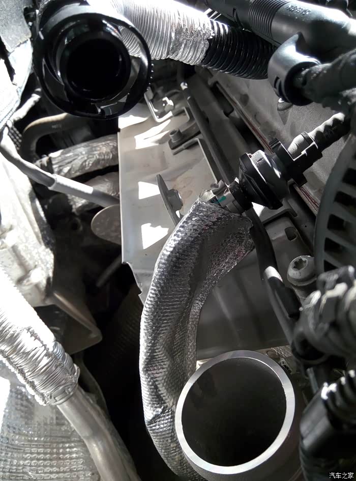 迈腾2t尊贵800公里发现进气管根部渗漏 冷天启动冒10s黑烟.