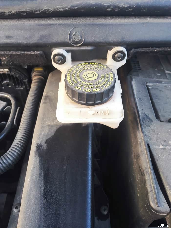 求助标志307引擎盖内空气过滤器上方白色的部件漏油.