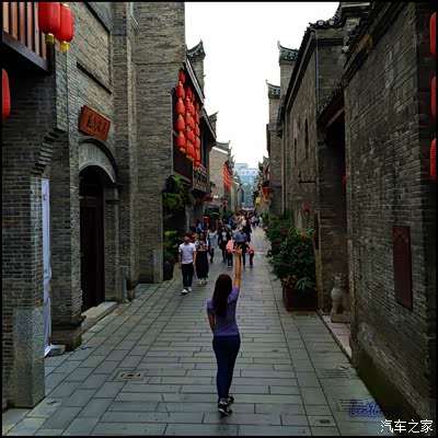 媳妇背影来个在步行街附逛圈