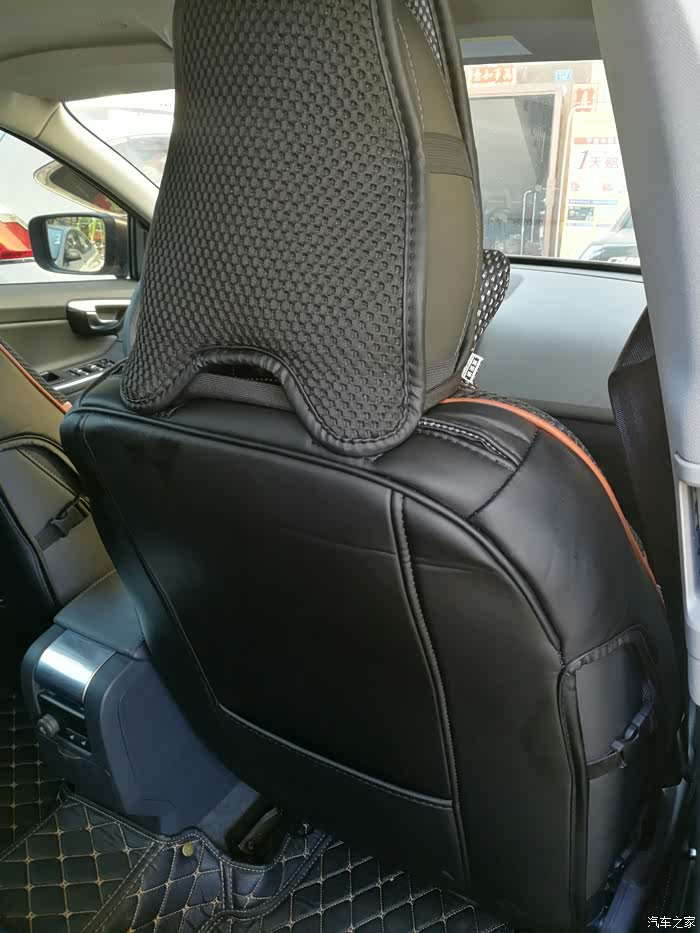 前排座椅安装完成背面效果,贴合度高