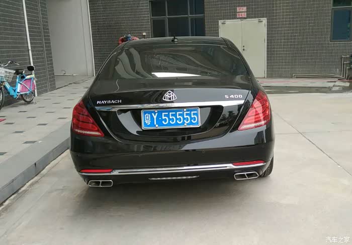 看到一辆迈巴赫.感觉像奔驰.