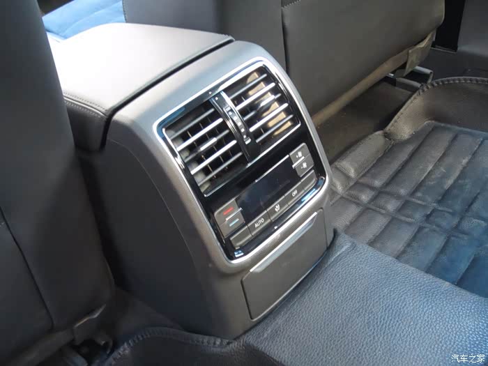 后排空调出风口和控制按钮