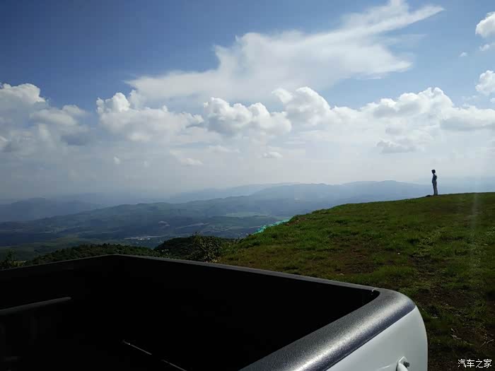 驾着小拓到我们云南本地的基督山顶峰
