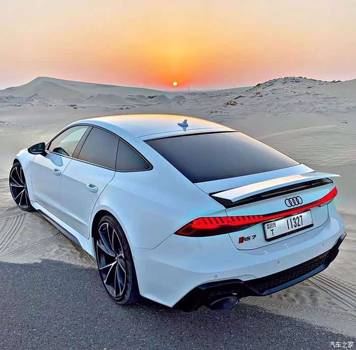 白色的奥迪rs7,在任何场景之下都显得很优雅大气!