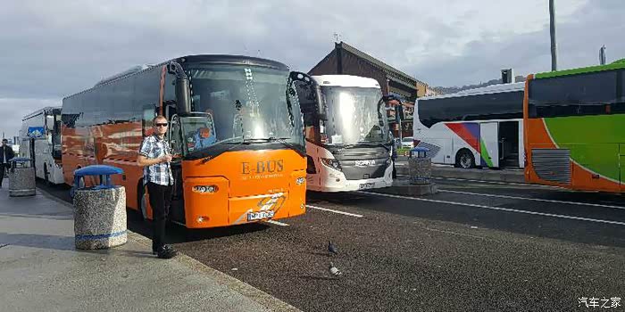 我们乘坐的大巴车  司机是波兰人