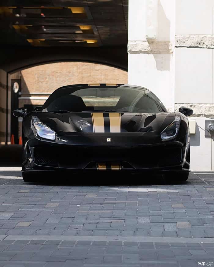 是不是很带感呢金色轮毂黑色车漆颜色搭上那拉花谁不爱