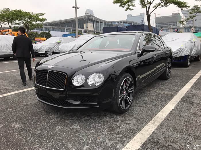 宾利飞驰,宾利的入门级,车头红标代表性能版本,好想坐进去感受一下这