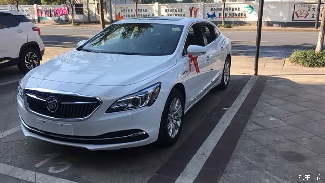 白色君越更年轻