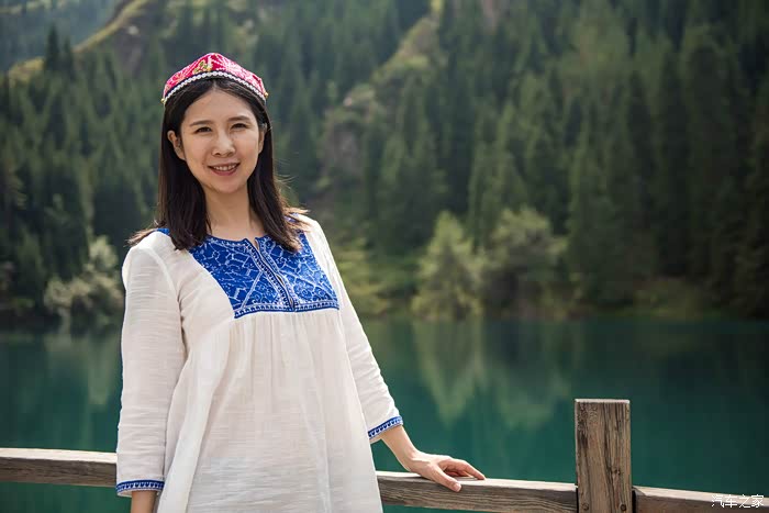 飞驰大漠,美女车手与一汽森雅r7的新疆异域之旅