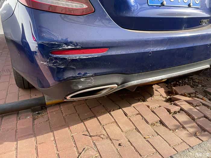 【图】问一下,这样的剐蹭怎么处理?_奔驰e级论坛_汽车之家论坛