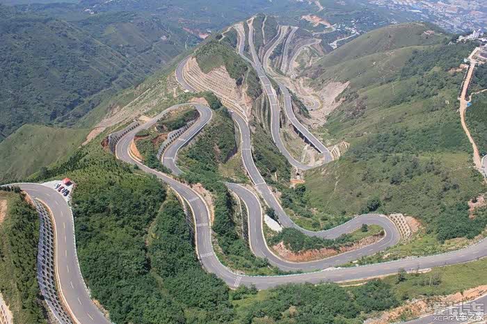 秋名山人行稀,常有车神竟高低.