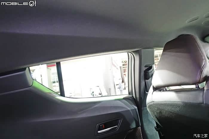 c-hr的后窗面积较小,因此坐在后座实际看出去的样子就如照片中所呈现.