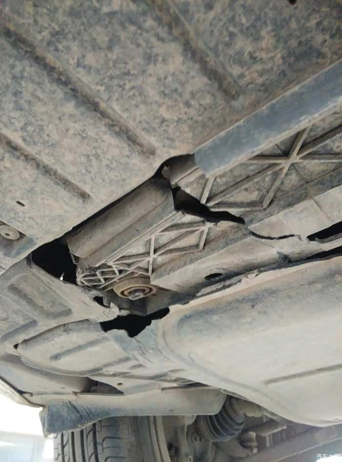 提车几天,今天车子托底了,不知道这个是什么东西破掉了?