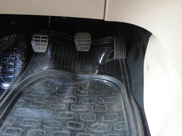 这个油门踏板位置正常吗?