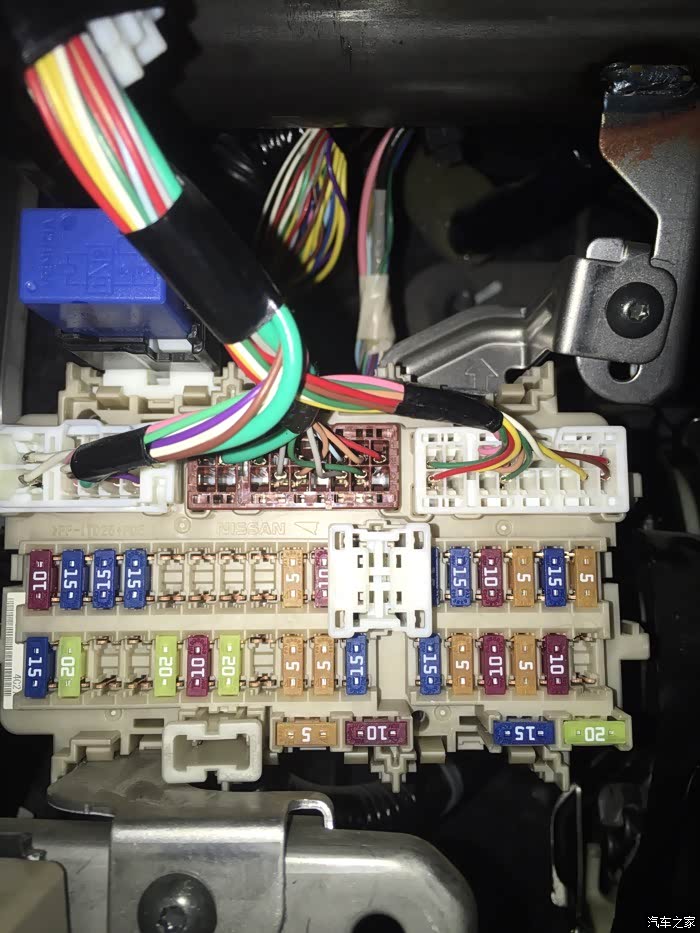 13款天籁保险盒问题进来看下