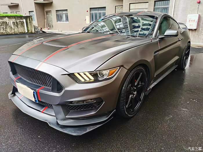 野马改蝰蛇gt350颜色靓丽外观时尚