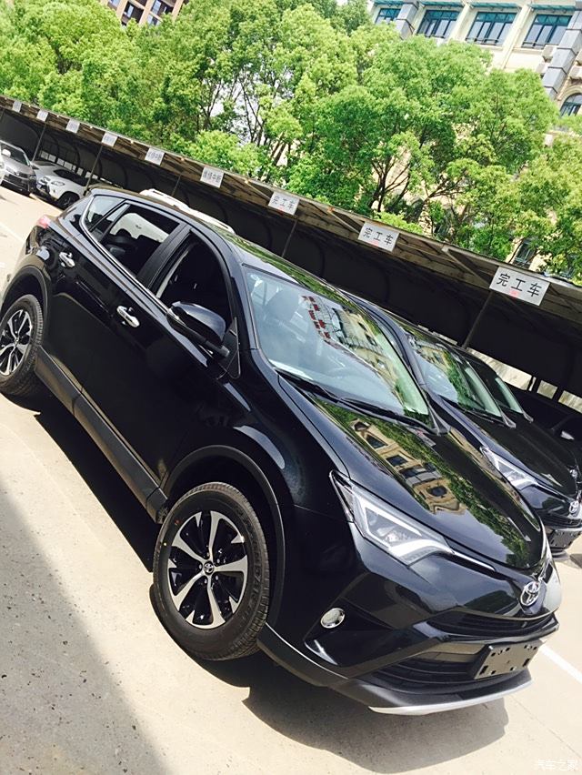 黑顶白车身的丰田RAV4图片