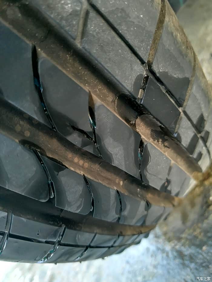 轮胎被玻璃扎了
