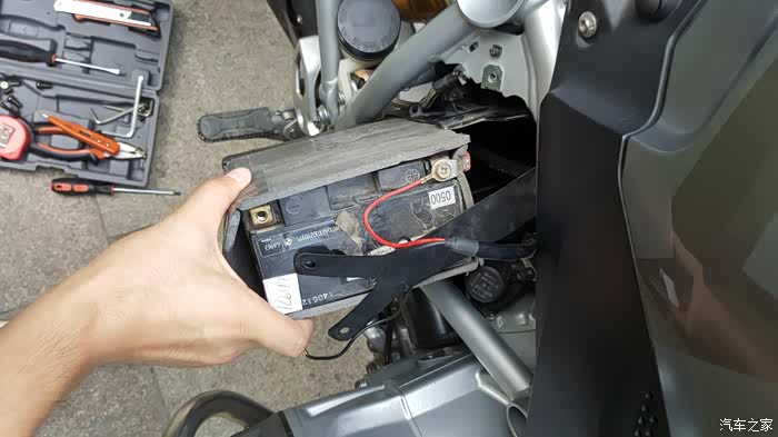 r1200gs水鸟更换电瓶作业