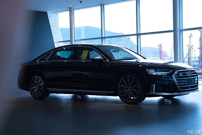 奥迪s8l终于来国内第一时间拍到它了v8t真是大气