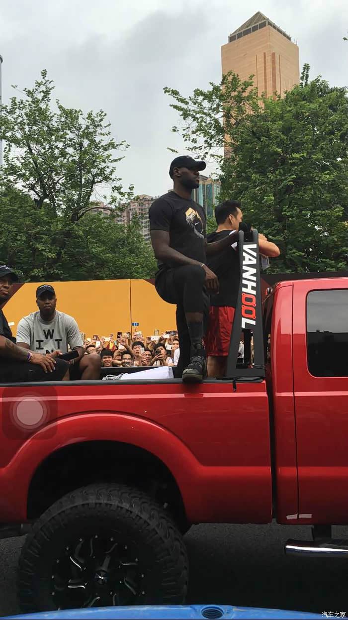勒布朗詹姆斯中国行广州天河体育馆坐的大皮卡