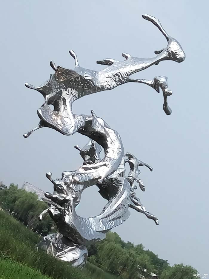 嗯,这个叫做水龙雕塑,但我并不理解它结构布置.