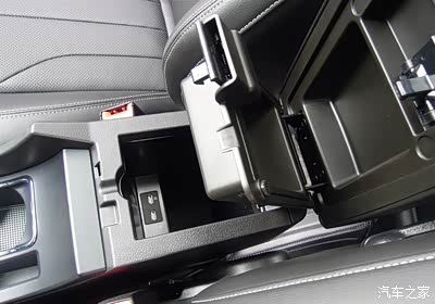 带两个usb插口中央扶手箱