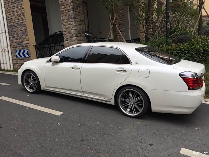 试出13.5代皇冠,外白内黑