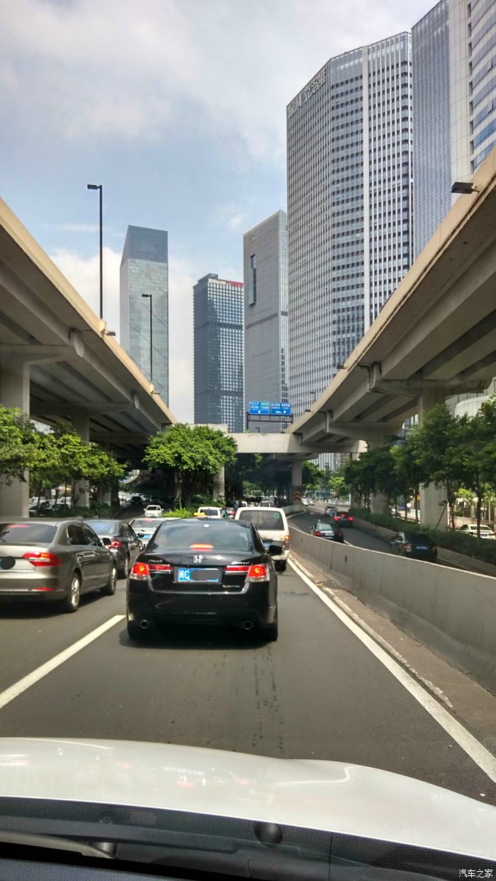 广州市区马路那种有点老旧而且叉道特别留神就会走错道