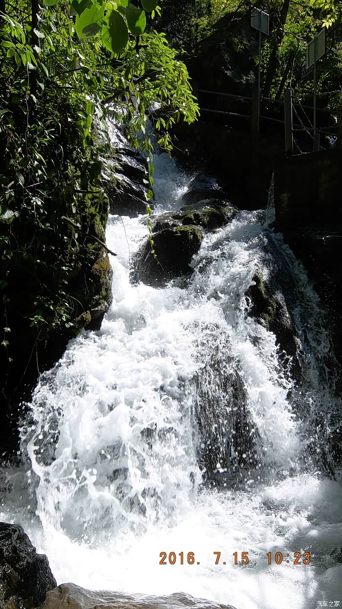 彭州卧龙谷景区登山观赏瀑布九峰山农家乐避暑爽呆了