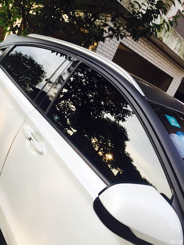 做了黑色车顶,向上的面都贴起来了,引擎盖贴了陶瓷变色膜,我们这环境