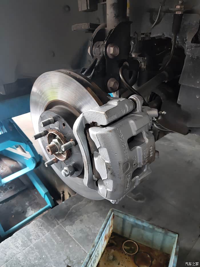 cx5无损安装双活塞刹车卡钳