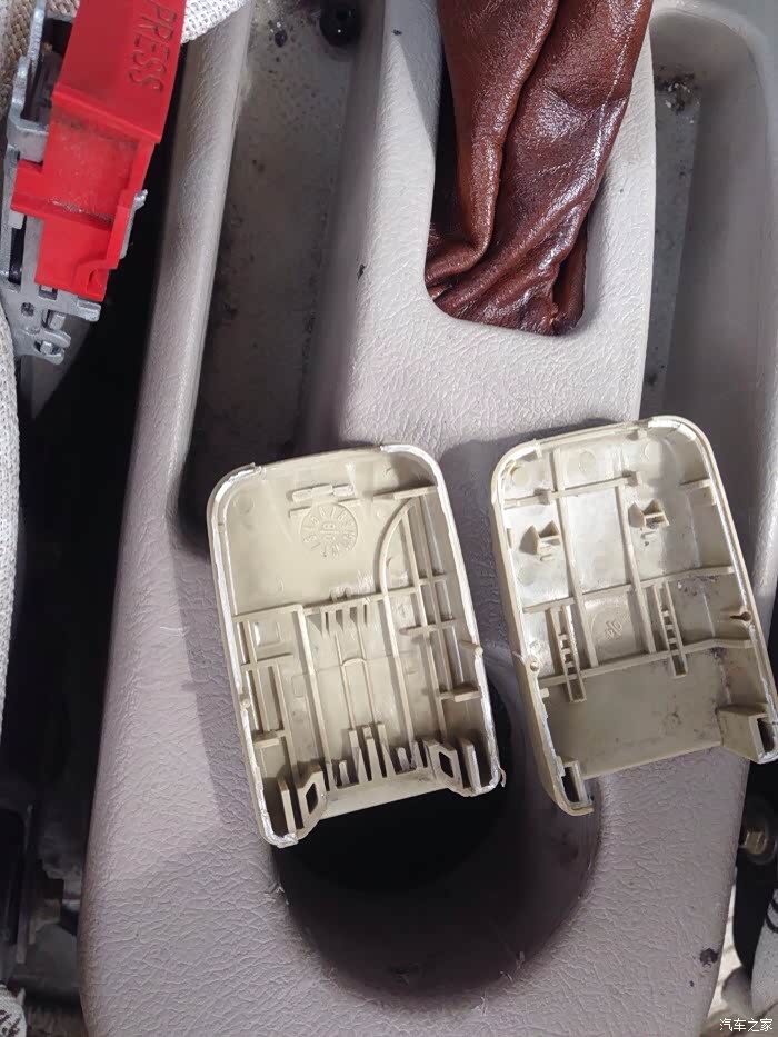 安全带卡扣怎么拆有图