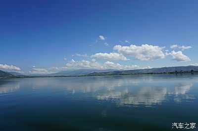 干净透明的水面,宛如碧澄澄的蓝天,给人以宁静而悠远的感受.