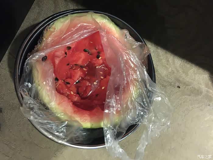 昨天下午吐鲁番花3块大洋巨资买的大西瓜,因为没人吃,半个被我早上扔