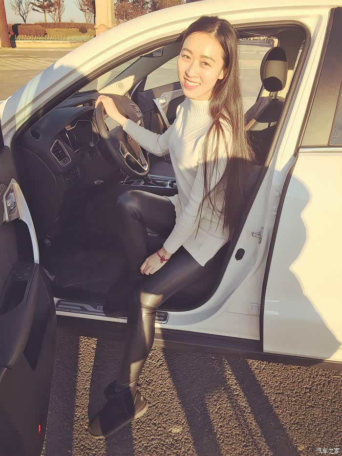 【媳妇当车模】香车 美女 肤白 貌美 大长腿,请赞我人生大赢家