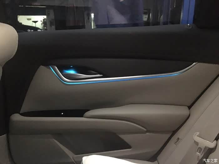 这氛围灯亮的效果,冰蓝色单色稳定.