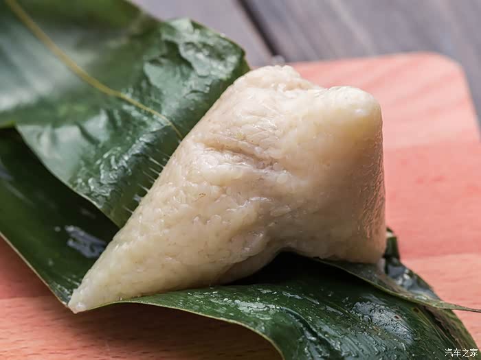 剥开三角棕(我一直喜欢碱水多一点,粽子表面会有金黄色一层)