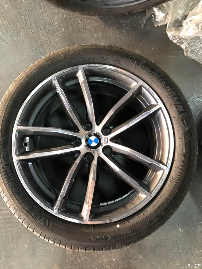 出2021款宝马525lim18寸原厂轮毂