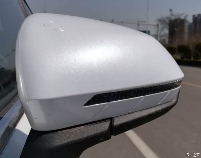 白色的是金属漆吗?