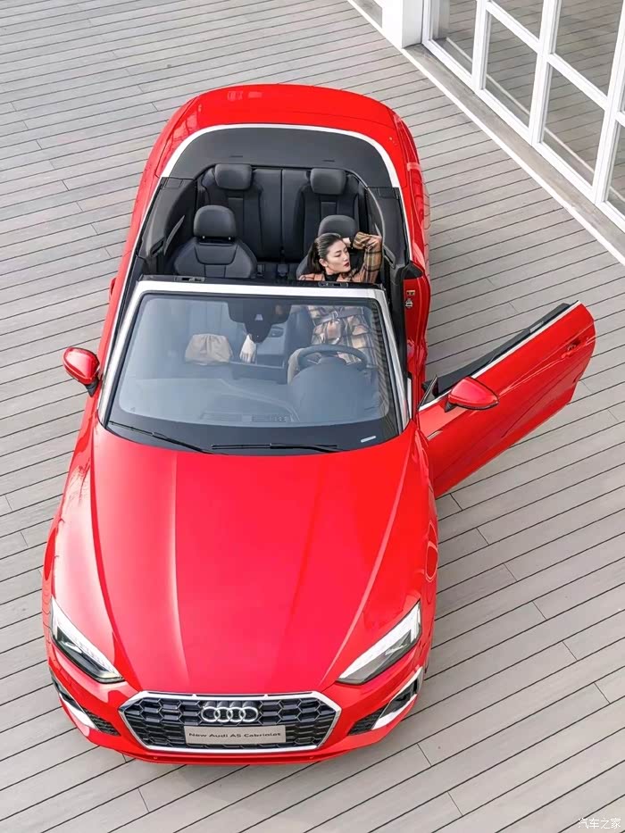 红色的奥迪敞篷车开起来绝对的唯美.