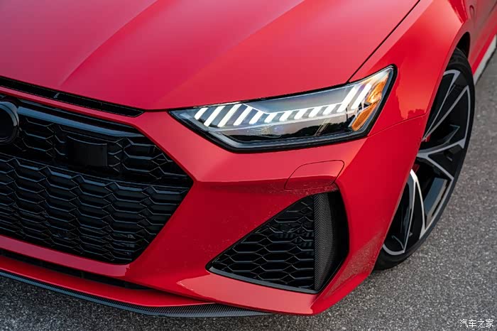 犀利的造型搭配红色车漆让它独树一帜