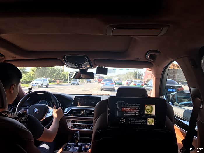 别的不用说就这视线是我唯一坐后排不压抑的d级车