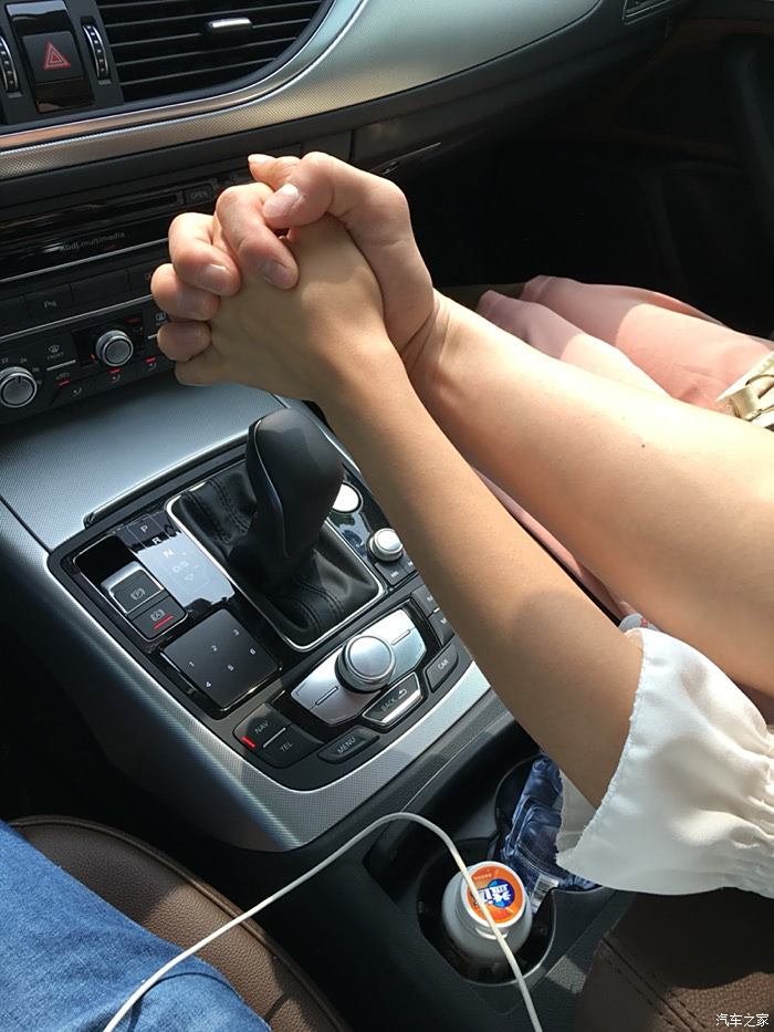 手握手开车的图片情侣图片