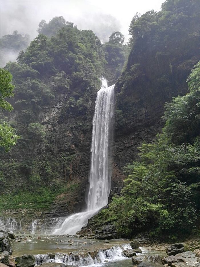 驚奇的瀑布,感覺像廬山瀑布,想起李白的詩:日 照香爐 生紫煙