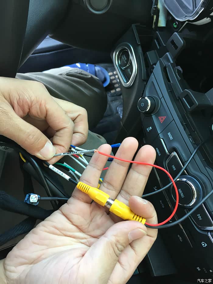 倒车摄像头供电线接在模块上的灰色摄像头供电线,用去倒车灯接电,这点