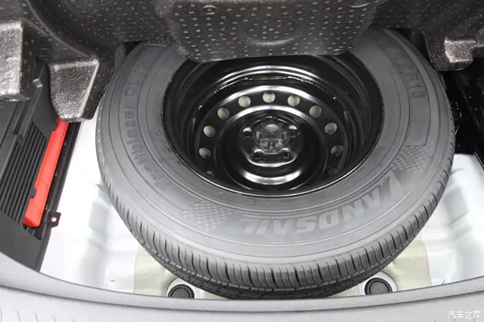 照一张备胎,全新的轮毂,可惜不是全尺寸的,也无所谓了.