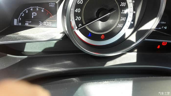 温度显示19°发动机低温指示灯要亮10分钟左右才熄灭正常吗?