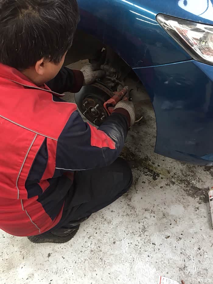 5年思域更换刹车作业