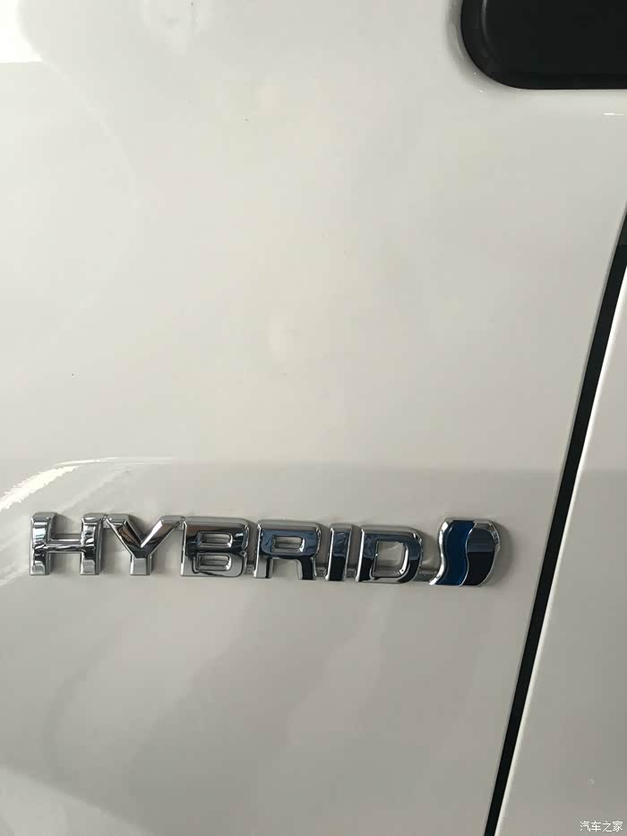 右前翼子板处hybrid标识,表明这款车混合动力!